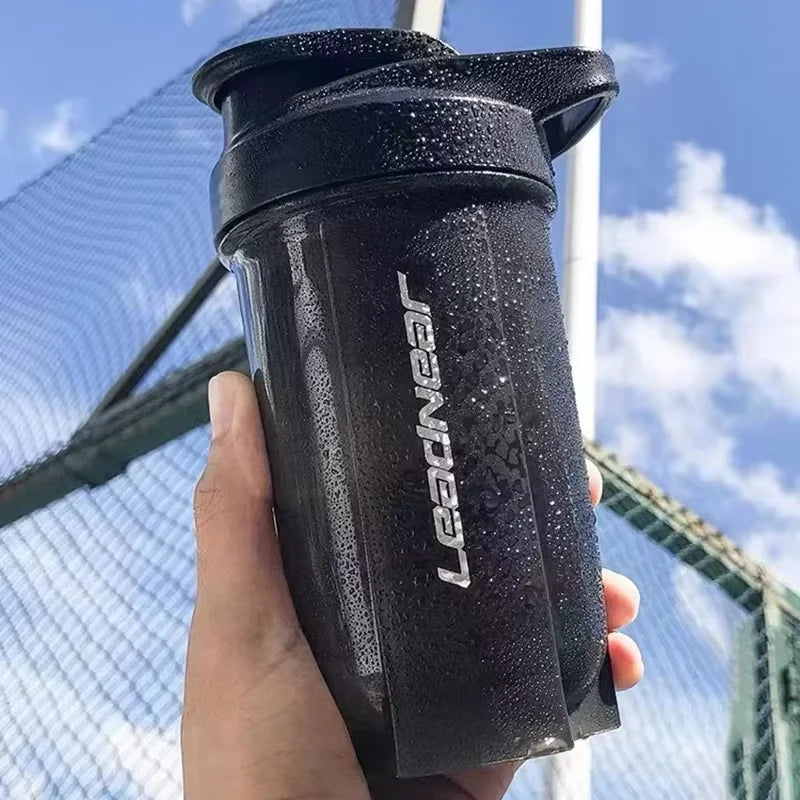 Shaker à protéines portable 500 ml avec fouet métallique pour sportifs et amateurs de fitness, idéal pour les salles de sport en plastique de haute qualité